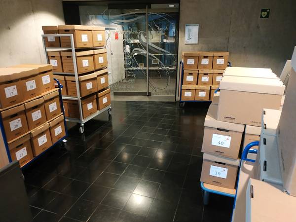 Quelle: Tony Franzky (EAF), ID 098 Bild von verschiedenen verpackten Kirchenbüchern die zur Abholung bereitstehen